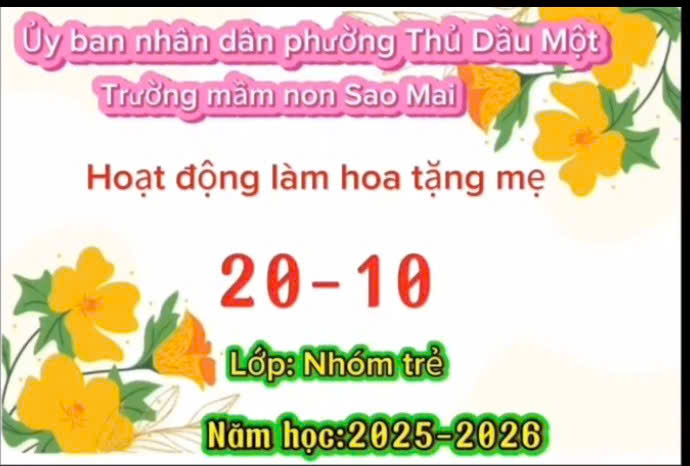 Hoạt động làm hoa tặng Mẹ 20/10 (Nhóm trẻ)